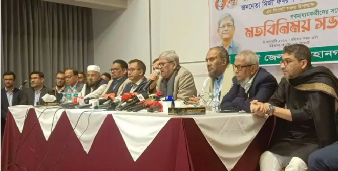 সাংবাদিকদের সঙ্গে মতবিনিময়কালে বিএনপি মহাসচিব মির্জা ফখরুল